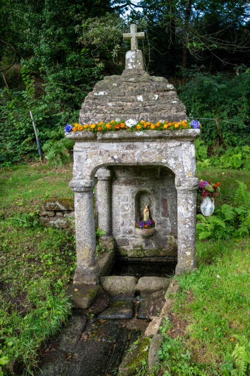 La fontaine de Bréhardec décorée pour l’occasion