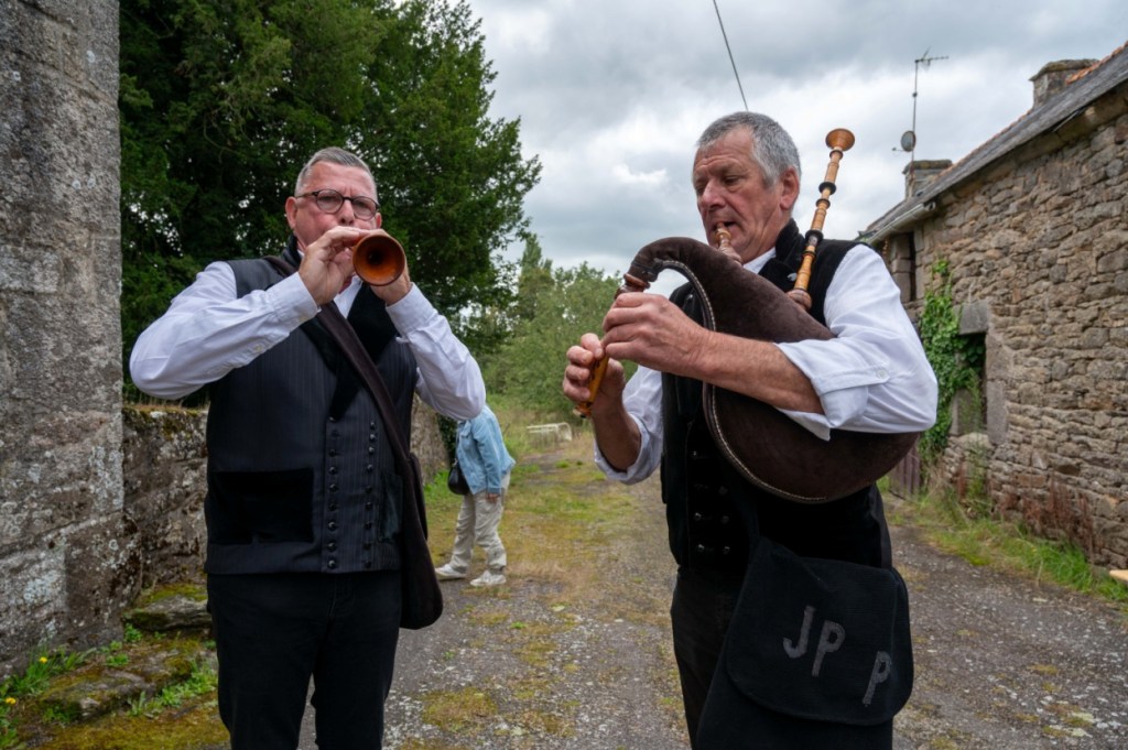 Les Sonneurs devant la chapelle