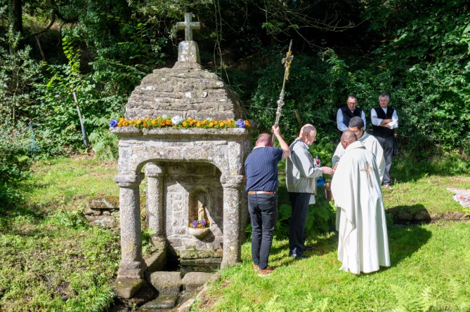selon la tradition le pied de la croix est trempé dans la fontaine