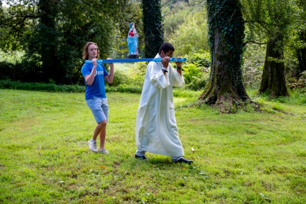 lente remontée vers la chapelle en portant la statue de ND de l’Ô