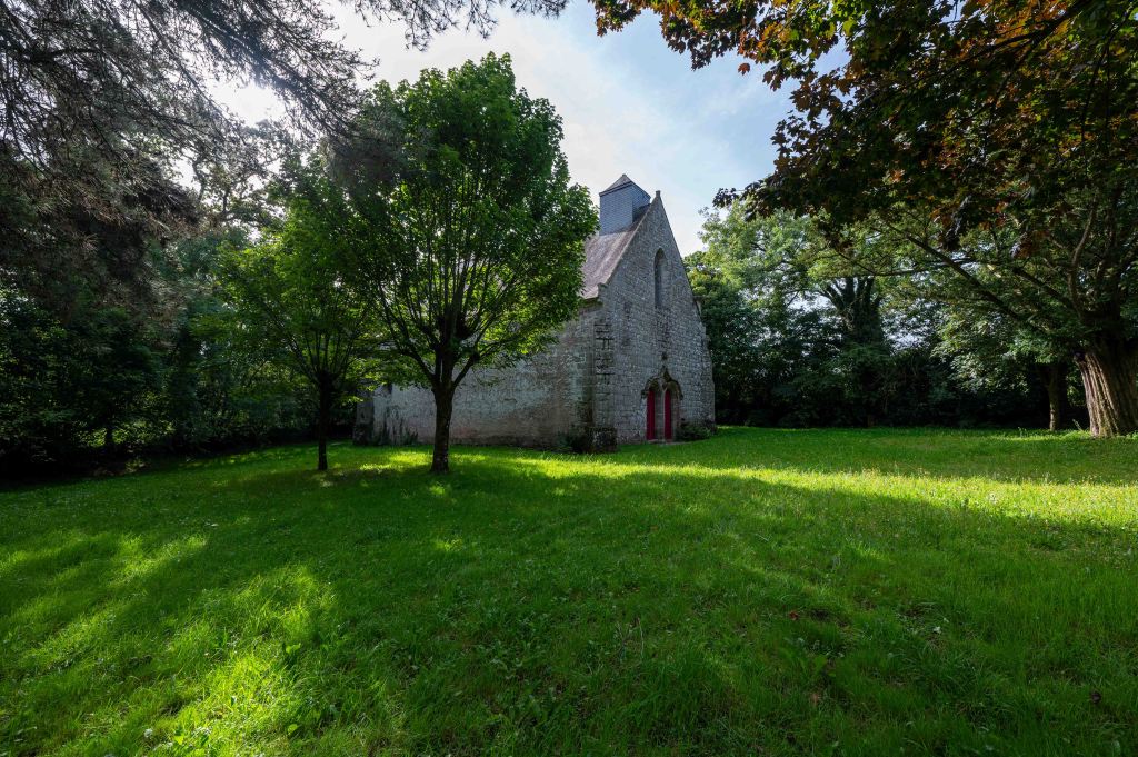 La Chapelle dans un écran de verdure…