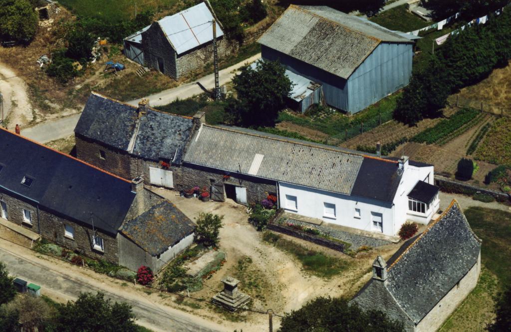 Photo aérienne
Vue d’une partie du village du Bodan. La croix bannière étant retirée lors de sa remise en état