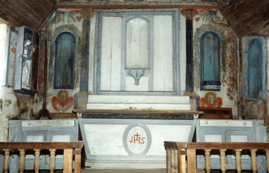 L’autel en coffrage est encadré par deux buffets bas pour ranger les éléments liturgiques.