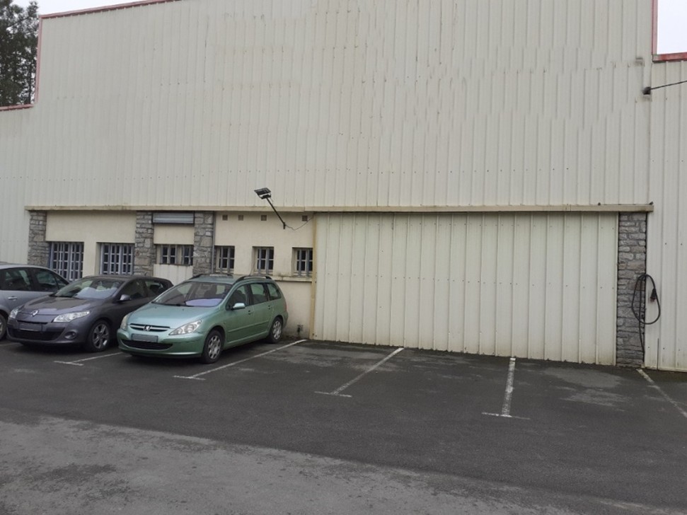 Photo du bâtiment actuel : le bâtiment initial était compris entre les deux murs en
pierres apparentes. Il s’agissait d’un simple hangar avec des « commodités » rudimentaires.