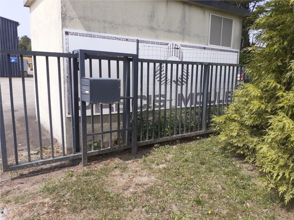 On aperçoit, en bas de la barrière, l’ancienne enseigne !